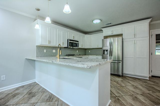 2201 S Fox Trl, Benton, AR 72019