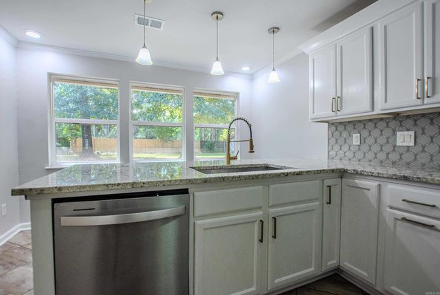 2201 S Fox Trl, Benton, AR 72019