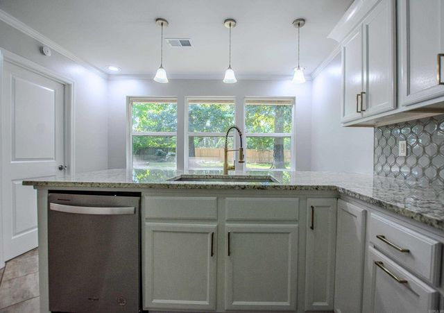 2201 S Fox Trl, Benton, AR 72019