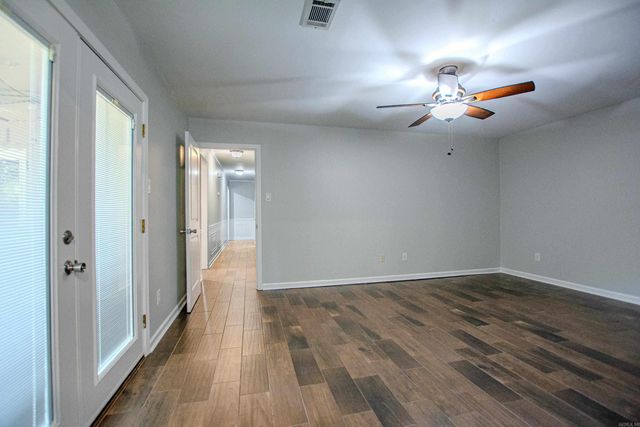 2201 S Fox Trl, Benton, AR 72019