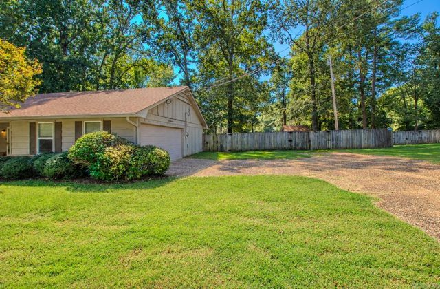 2201 S Fox Trl, Benton, AR 72019