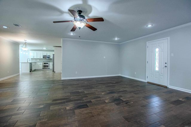 2201 S Fox Trl, Benton, AR 72019