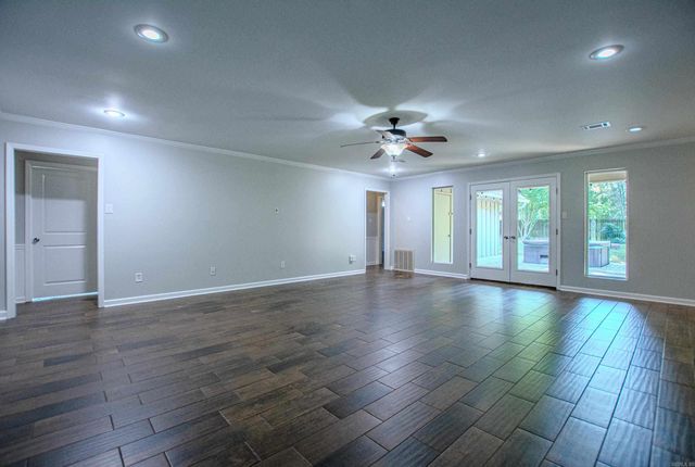 2201 S Fox Trl, Benton, AR 72019