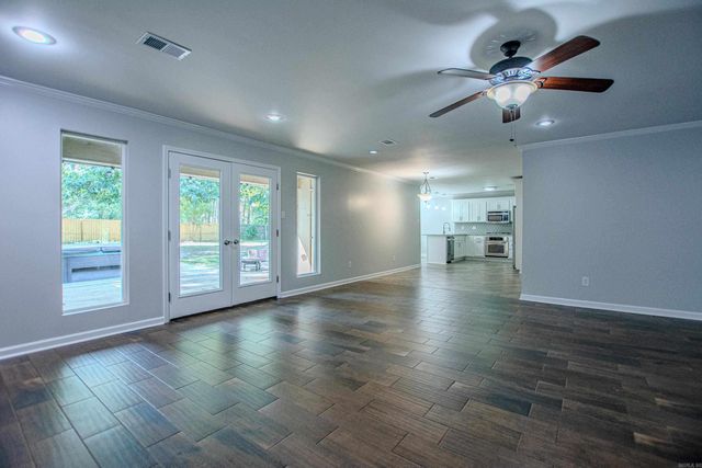2201 S Fox Trl, Benton, AR 72019
