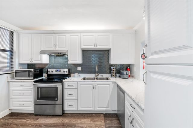 8437 FOREST HILLS Drive 203, Coral Springs, FL 33065