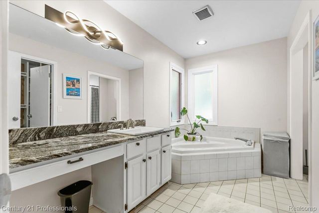 11413 Bancroft Court, Tyrone Township, MI 48430