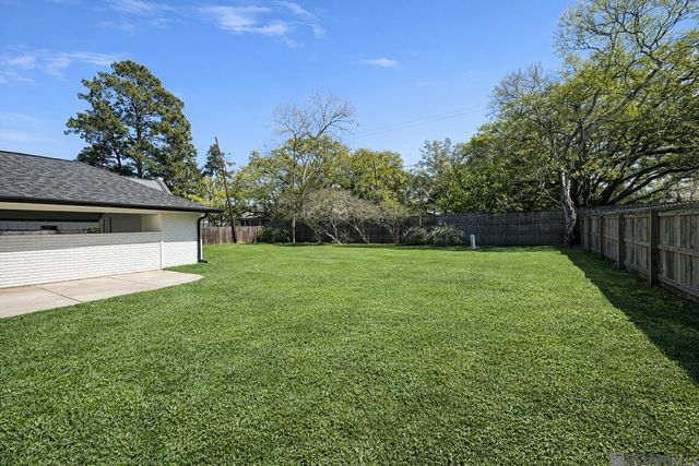 576 College Hill Dr, Baton Rouge, LA 70808