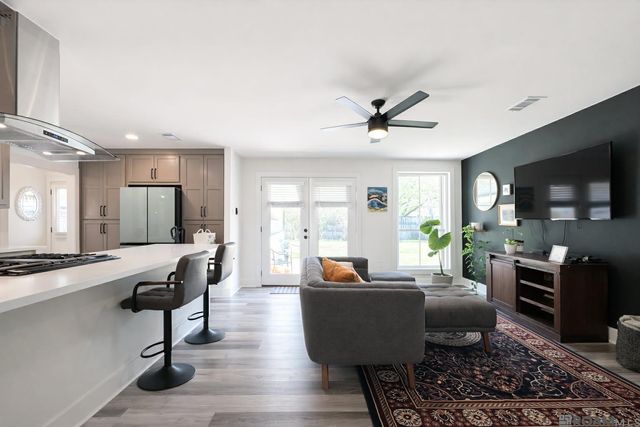 576 College Hill Dr, Baton Rouge, LA 70808