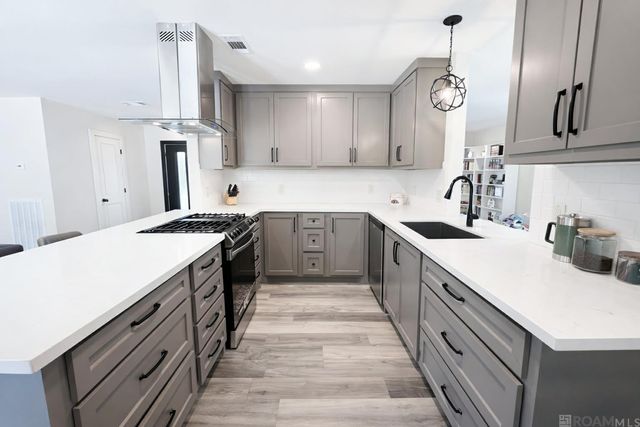 576 College Hill Dr, Baton Rouge, LA 70808