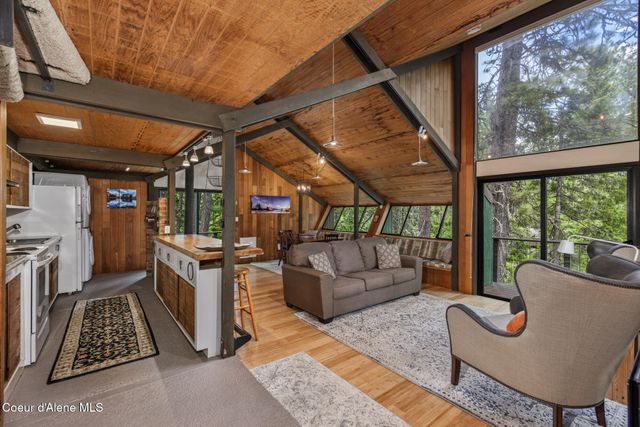852 Woodland Dr, Sandpoint, ID 83864