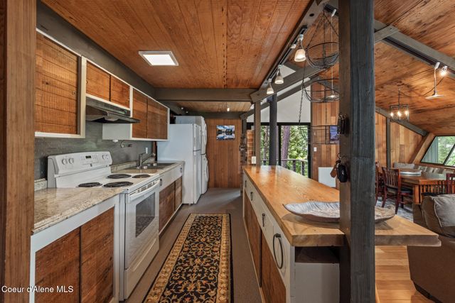 852 Woodland Dr, Sandpoint, ID 83864