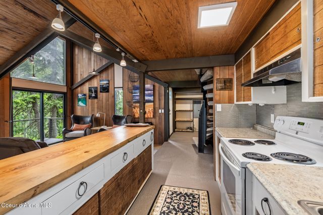852 Woodland Dr, Sandpoint, ID 83864