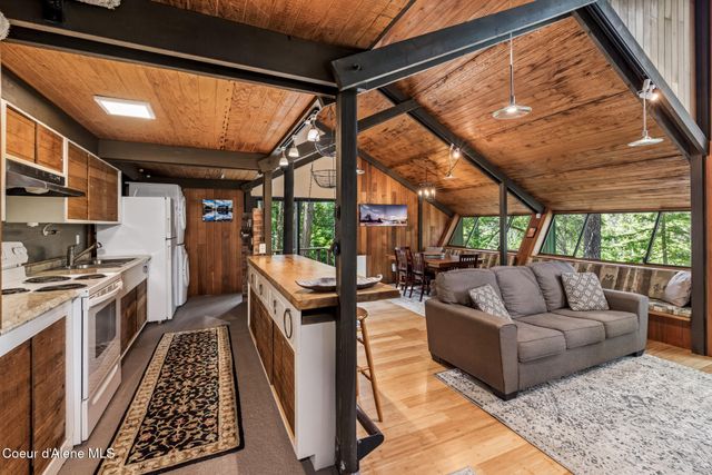 852 Woodland Dr, Sandpoint, ID 83864