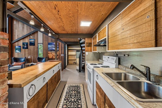 852 Woodland Dr, Sandpoint, ID 83864