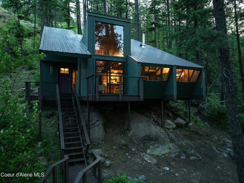 852 Woodland Dr, Sandpoint, ID 83864