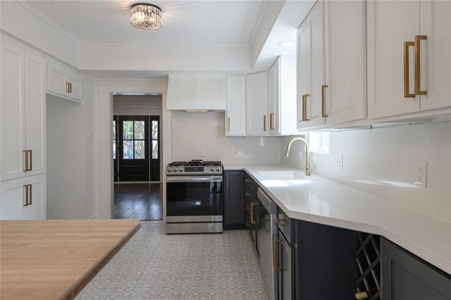 105 E 14th Street, Houston, TX 77008