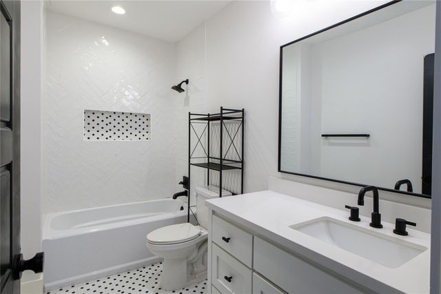 105 E 14th Street, Houston, TX 77008