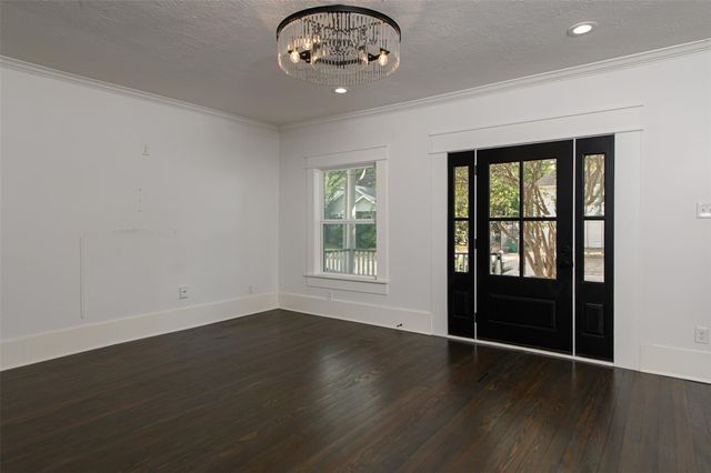 105 E 14th Street, Houston, TX 77008