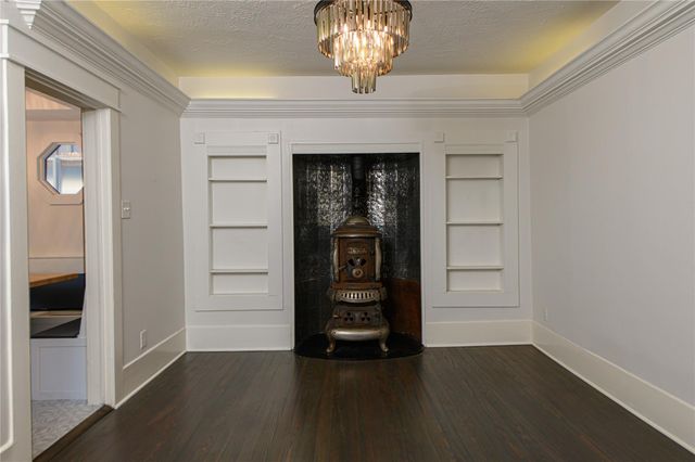 105 E 14th Street, Houston, TX 77008