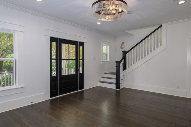 105 E 14th Street, Houston, TX 77008