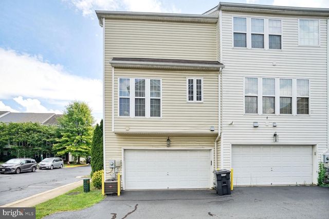5066 VILLAGE FOUNTAIN PL, Centreville, VA 20120