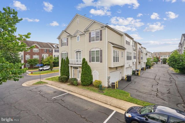 5066 VILLAGE FOUNTAIN PL, Centreville, VA 20120