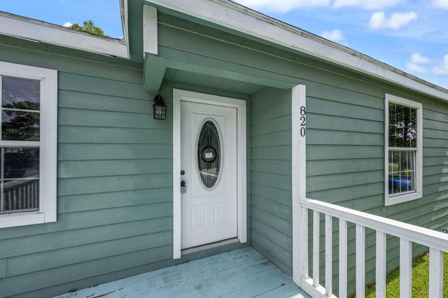 820 12th Avenue N, Texas City, TX 77590