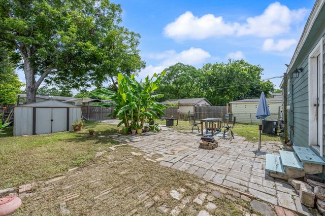 820 12th Avenue N, Texas City, TX 77590