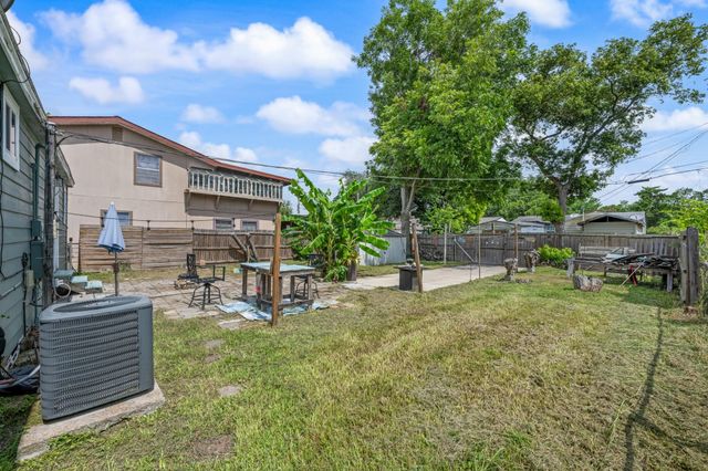 820 12th Avenue N, Texas City, TX 77590