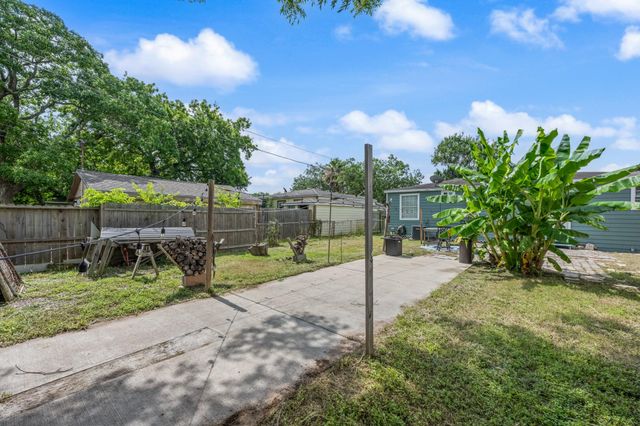 820 12th Avenue N, Texas City, TX 77590