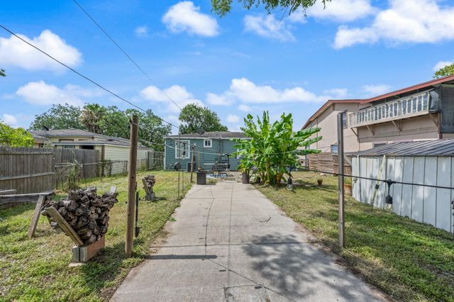 820 12th Avenue N, Texas City, TX 77590