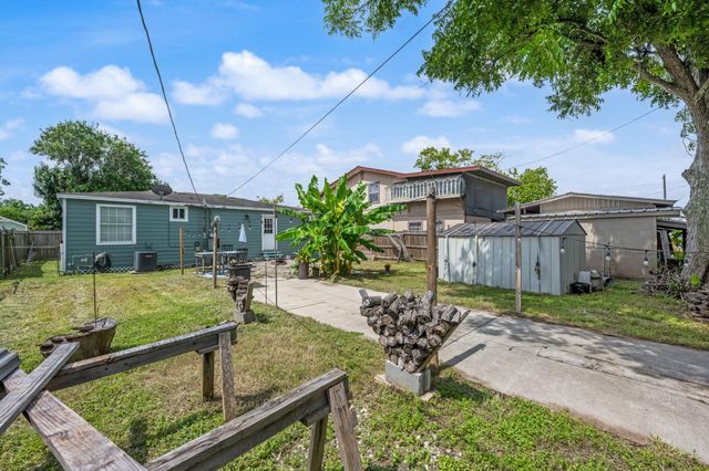 820 12th Avenue N, Texas City, TX 77590
