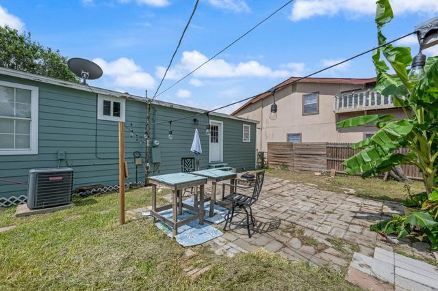 820 12th Avenue N, Texas City, TX 77590