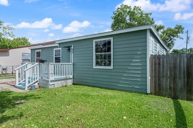 820 12th Avenue N, Texas City, TX 77590