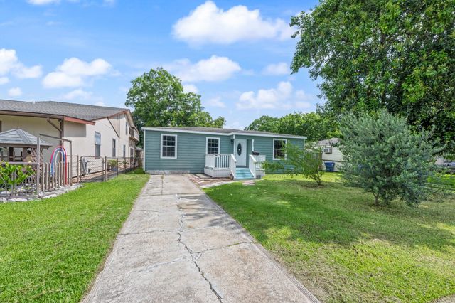 820 12th Avenue N, Texas City, TX 77590