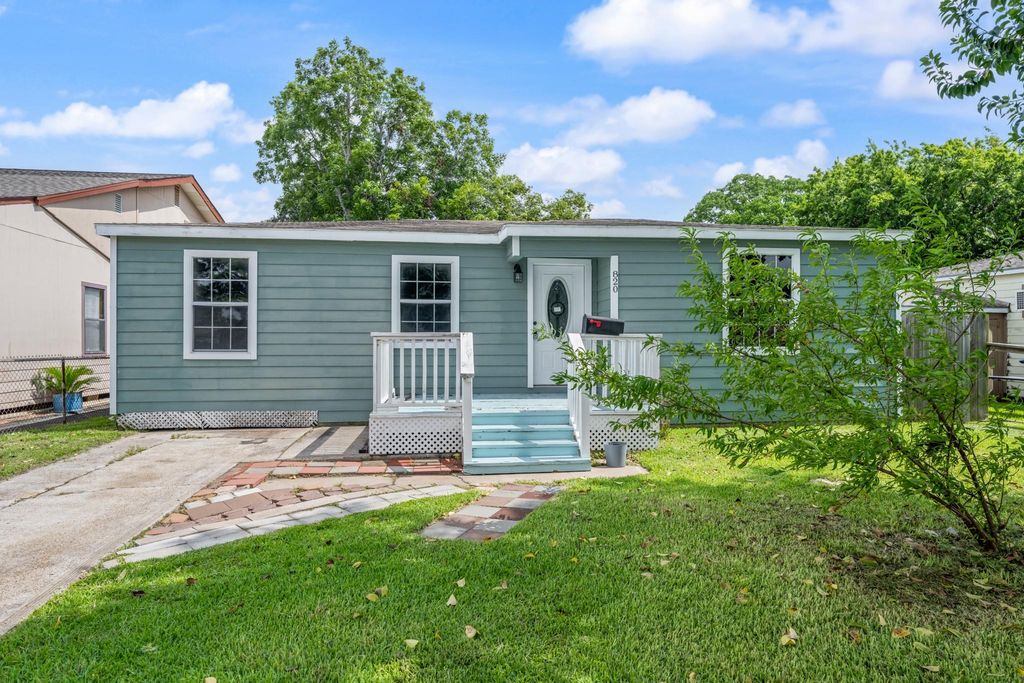 820 12th Avenue N, Texas City, TX 77590