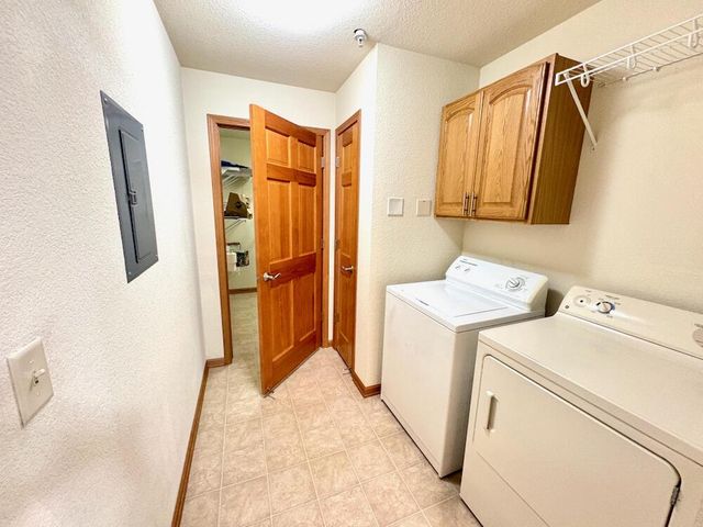 4864 S Forest Ridge DRIVE, New Berlin, WI 53151