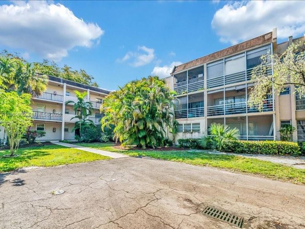 469 N Pine Island Road B305, Plantation, FL 33324