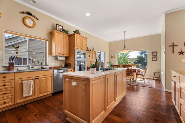 1054 Yosemite Falls Drive, Redmond, OR 97756