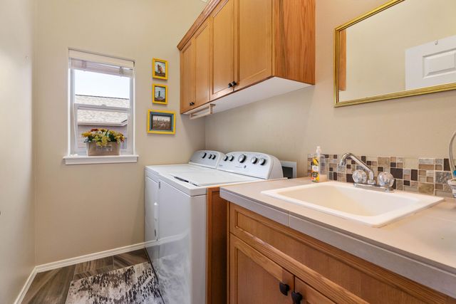 1054 Yosemite Falls Drive, Redmond, OR 97756