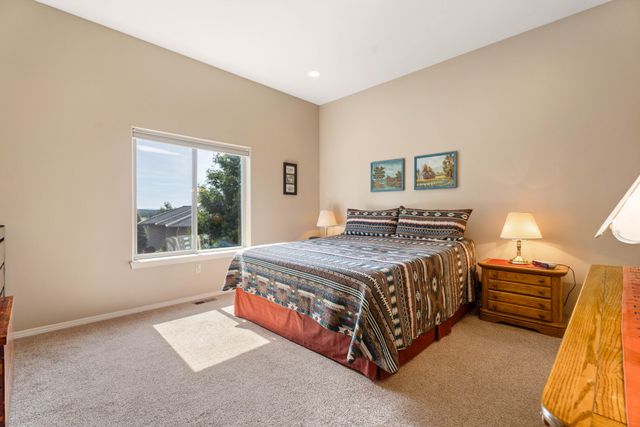 1054 Yosemite Falls Drive, Redmond, OR 97756