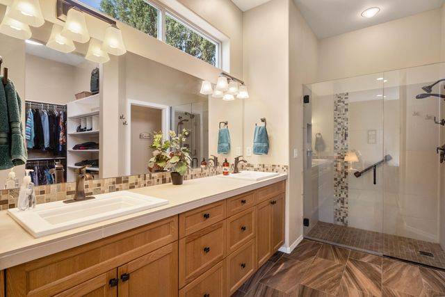 1054 Yosemite Falls Drive, Redmond, OR 97756