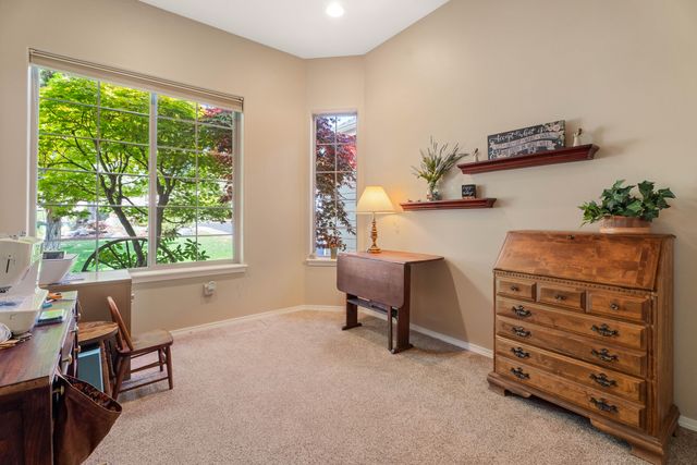 1054 Yosemite Falls Drive, Redmond, OR 97756