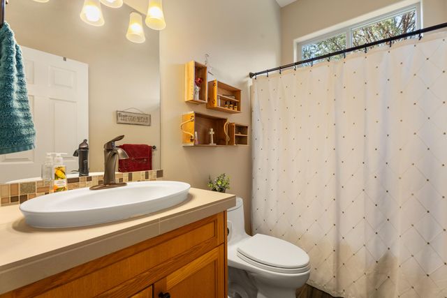 1054 Yosemite Falls Drive, Redmond, OR 97756