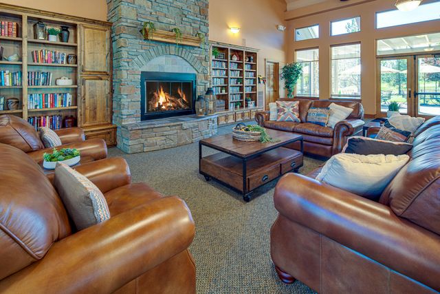 1054 Yosemite Falls Drive, Redmond, OR 97756