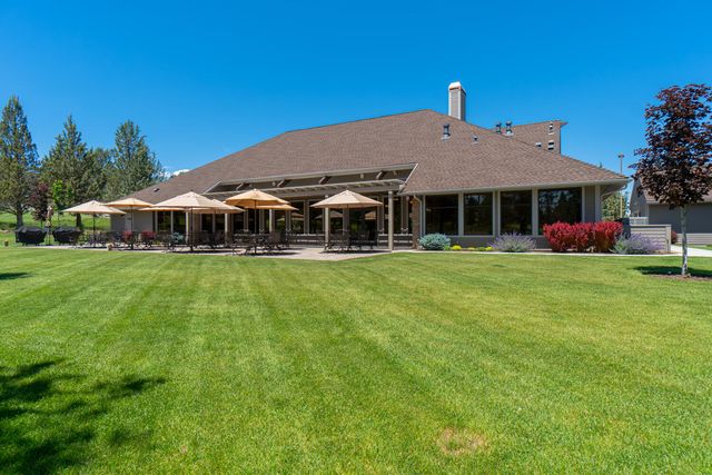 1054 Yosemite Falls Drive, Redmond, OR 97756