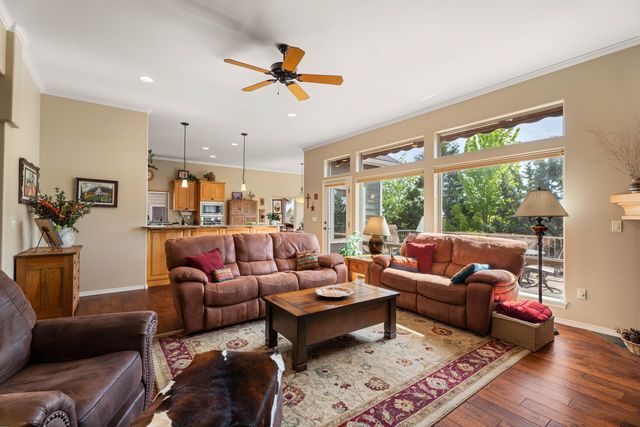 1054 Yosemite Falls Drive, Redmond, OR 97756