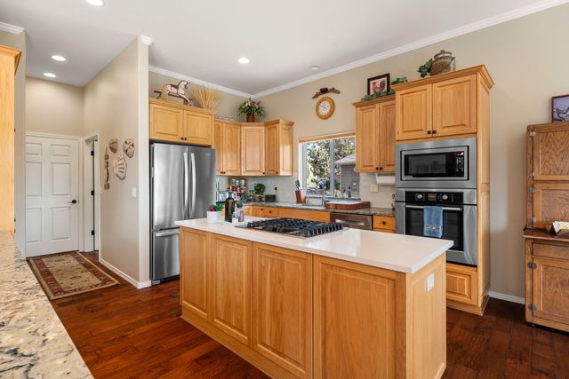1054 Yosemite Falls Drive, Redmond, OR 97756