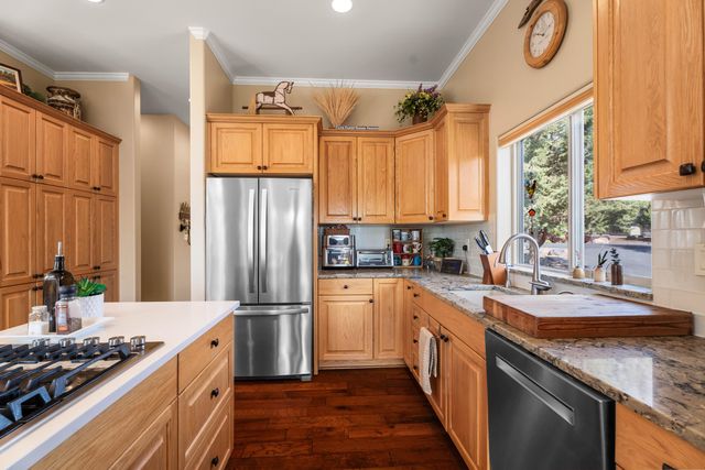 1054 Yosemite Falls Drive, Redmond, OR 97756