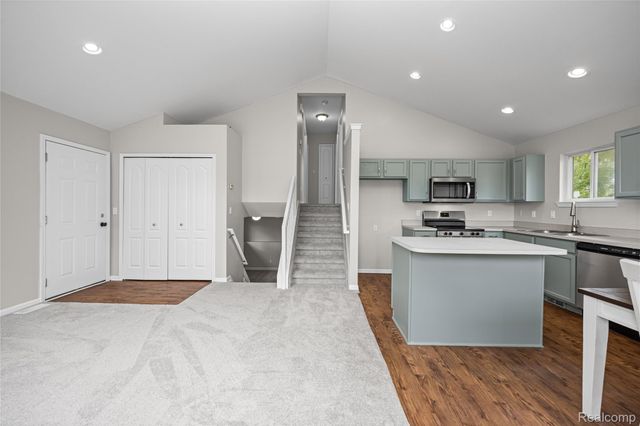 2660 Pontiac Lake Road, Waterford Charter Township, MI 48328